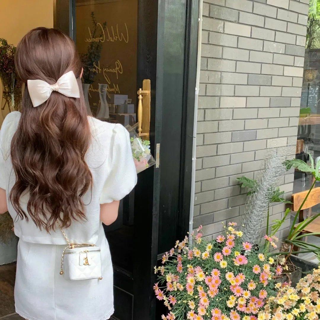 笼子在寻找小鸟